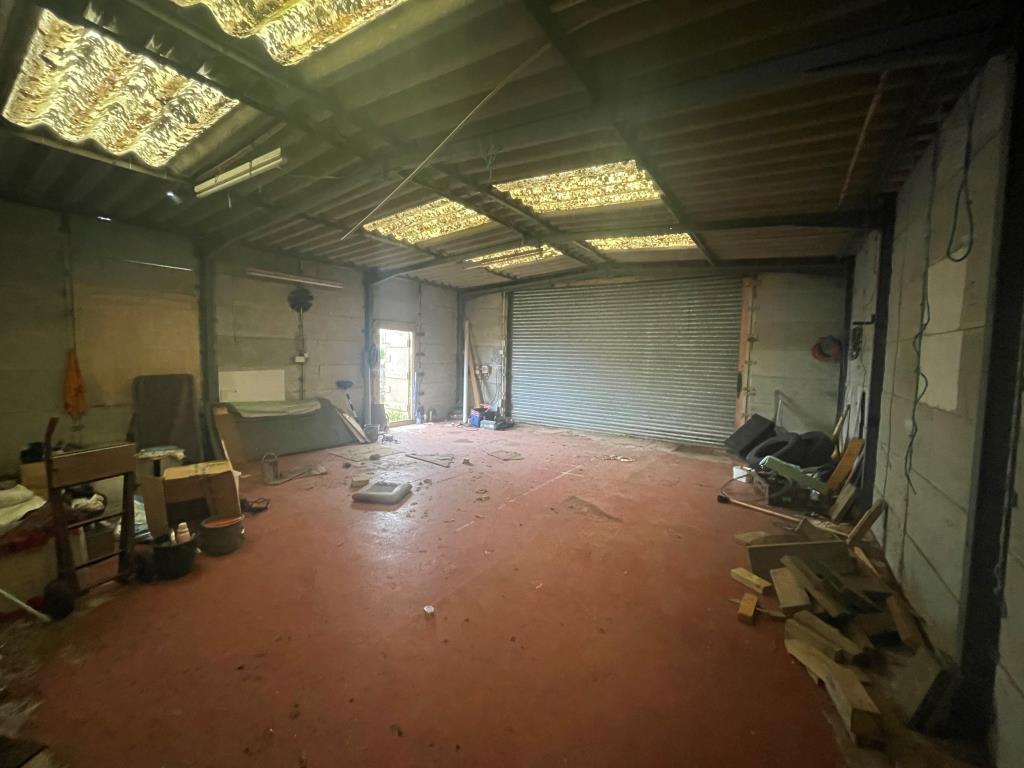 Lot: 129 - BUILDER'S STORE WITH PLANNING - Interior of store from alternative angle